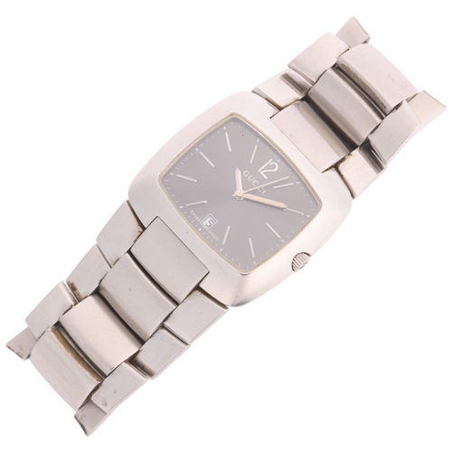 1020 - GUCCI - a stainless steel 8500M quartz calendar bracelet watch, grey dial with silvered slimline bat... 