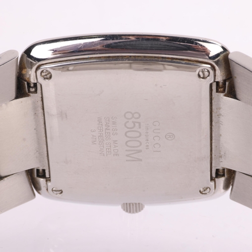 1020 - GUCCI - a stainless steel 8500M quartz calendar bracelet watch, grey dial with silvered slimline bat... 
