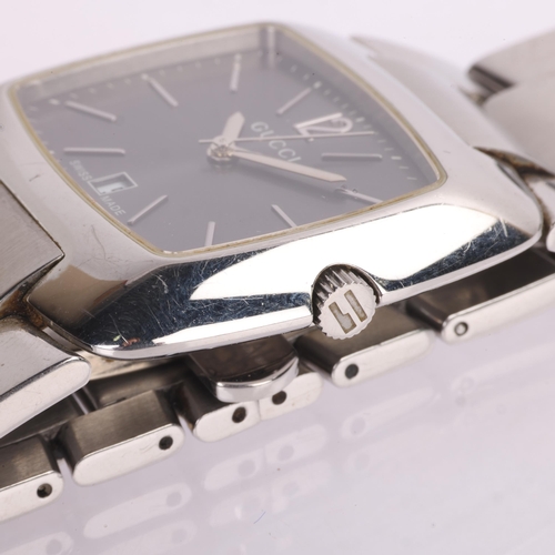 1020 - GUCCI - a stainless steel 8500M quartz calendar bracelet watch, grey dial with silvered slimline bat... 