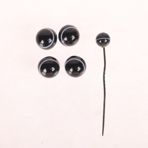 1346 - An Antique bullseye banded agate gentleman's dress set, comprising stickpin and set of 4 buttons, wi... 