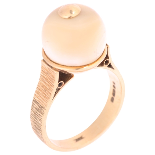 1363 - A Vintage 9ct gold mother-of-pearl bead ring, maker MM, London 1975, set with 12.1mm pearl, size O, ... 