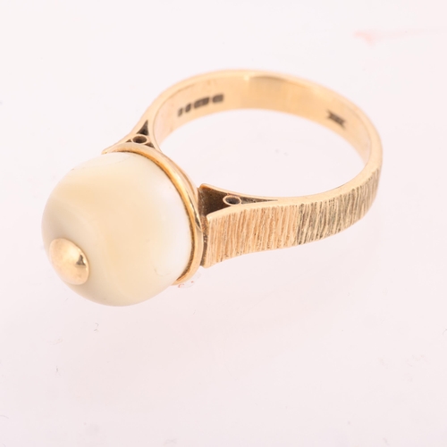 1363 - A Vintage 9ct gold mother-of-pearl bead ring, maker MM, London 1975, set with 12.1mm pearl, size O, ... 