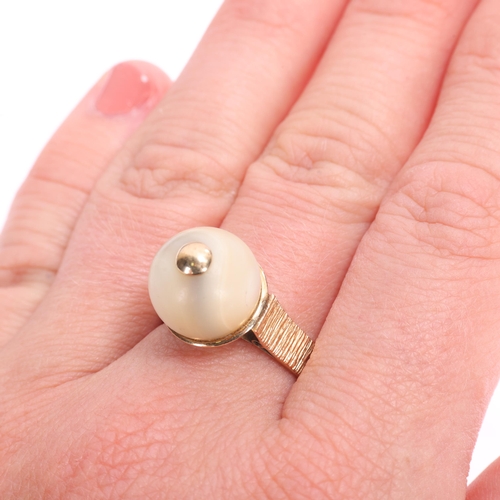 1363 - A Vintage 9ct gold mother-of-pearl bead ring, maker MM, London 1975, set with 12.1mm pearl, size O, ... 