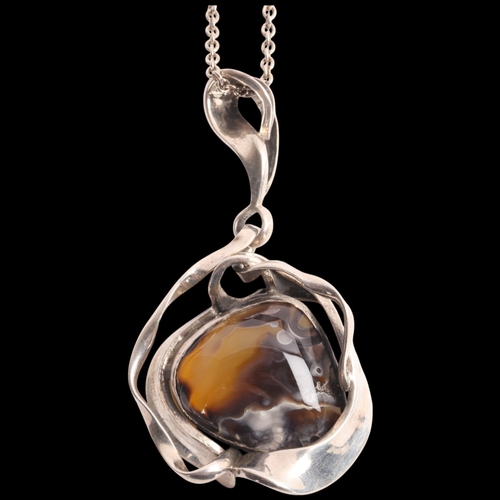 1594 - A brutalist unmarked silver agate abstract pendant necklace, unsigned, on silver plated cable link c... 