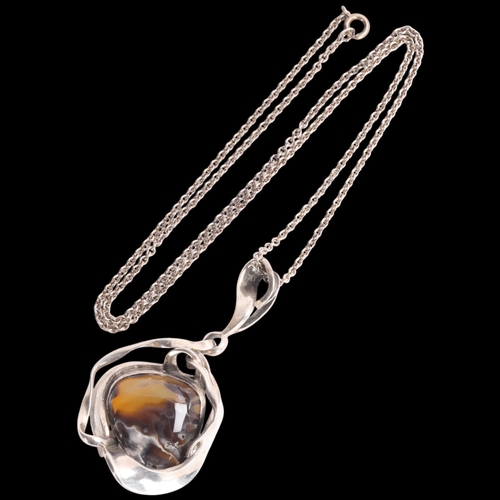 1594 - A brutalist unmarked silver agate abstract pendant necklace, unsigned, on silver plated cable link c... 