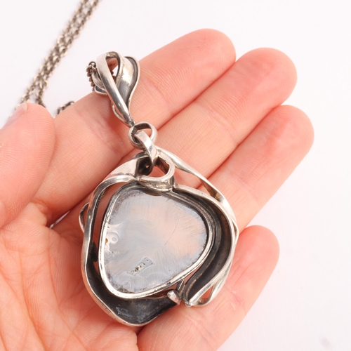 1594 - A brutalist unmarked silver agate abstract pendant necklace, unsigned, on silver plated cable link c... 