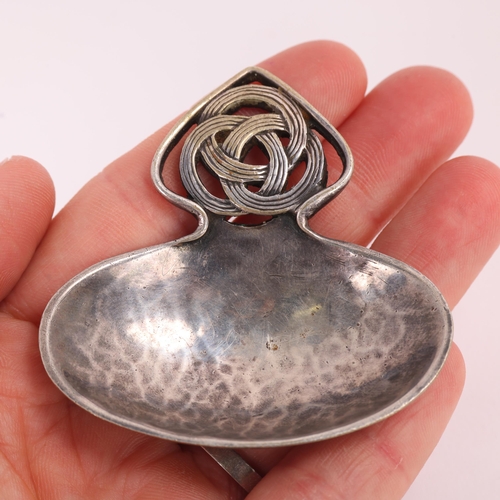 1714 - An Arts and Crafts silver plated tea caddy spoon, unmarked, 6cm