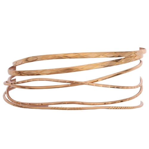 1124 - 6 Continental gold bangles, comprising 3 x 18ct gold, 12.4g, and 3 x 16ct gold, 10.6g (6)