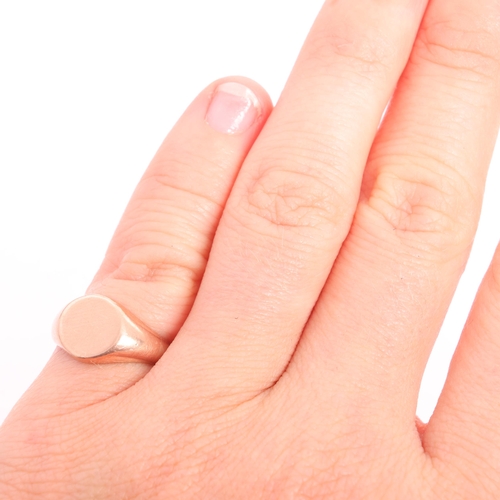 1212 - An Antique 9ct rose gold signet ring, maker CY Brothers, Birmingham 1914, plain circular panel with ... 