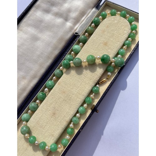 1254 - A Vintage single-row graduated jade and pearl bead necklace, jade measures 9.5-7.0mm, with gold barr... 
