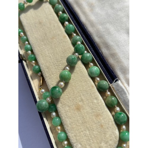 1254 - A Vintage single-row graduated jade and pearl bead necklace, jade measures 9.5-7.0mm, with gold barr... 