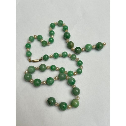 1254 - A Vintage single-row graduated jade and pearl bead necklace, jade measures 9.5-7.0mm, with gold barr... 