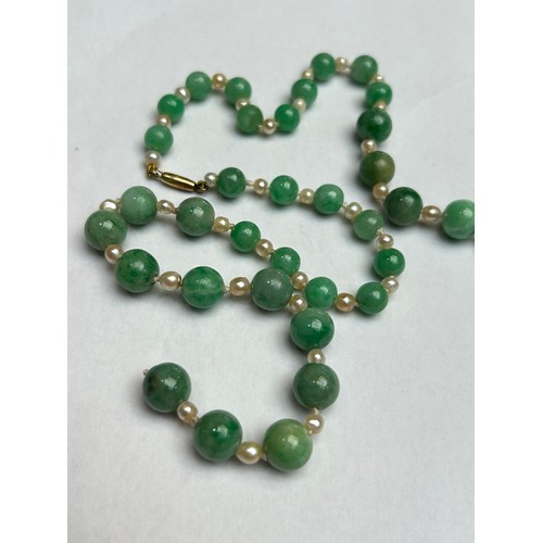 1254 - A Vintage single-row graduated jade and pearl bead necklace, jade measures 9.5-7.0mm, with gold barr... 