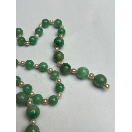 1254 - A Vintage single-row graduated jade and pearl bead necklace, jade measures 9.5-7.0mm, with gold barr... 
