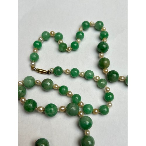 1254 - A Vintage single-row graduated jade and pearl bead necklace, jade measures 9.5-7.0mm, with gold barr... 