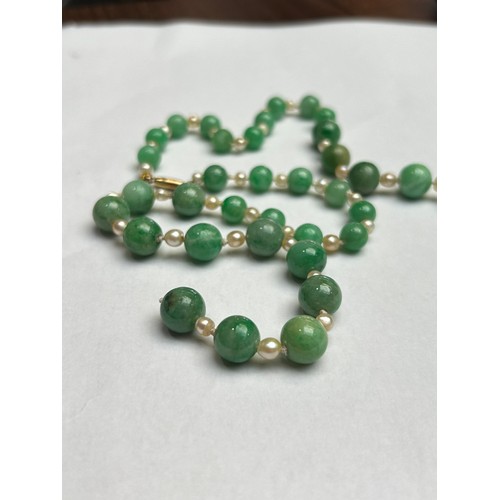 1254 - A Vintage single-row graduated jade and pearl bead necklace, jade measures 9.5-7.0mm, with gold barr... 