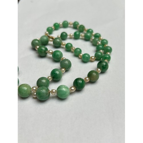 1254 - A Vintage single-row graduated jade and pearl bead necklace, jade measures 9.5-7.0mm, with gold barr... 