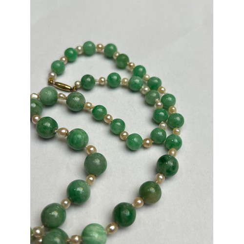 1254 - A Vintage single-row graduated jade and pearl bead necklace, jade measures 9.5-7.0mm, with gold barr... 