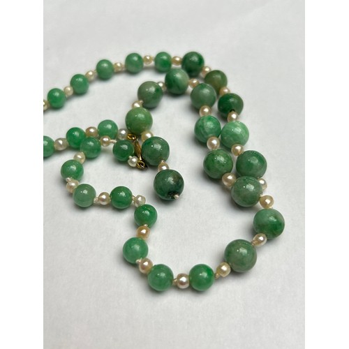 1254 - A Vintage single-row graduated jade and pearl bead necklace, jade measures 9.5-7.0mm, with gold barr... 