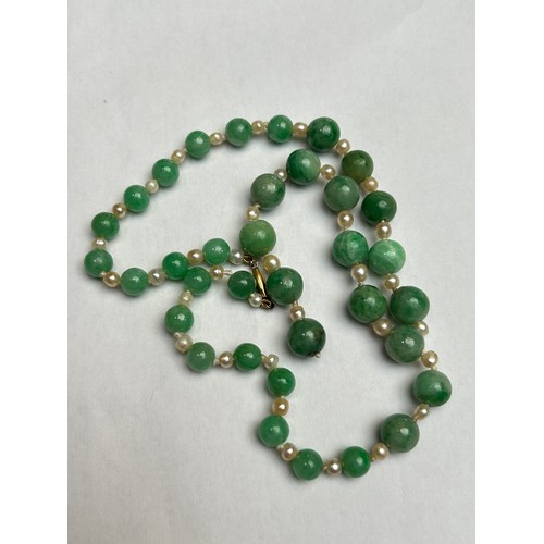 1254 - A Vintage single-row graduated jade and pearl bead necklace, jade measures 9.5-7.0mm, with gold barr... 