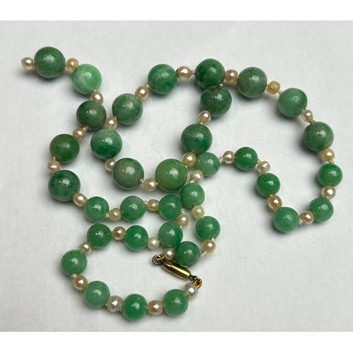 1254 - A Vintage single-row graduated jade and pearl bead necklace, jade measures 9.5-7.0mm, with gold barr... 