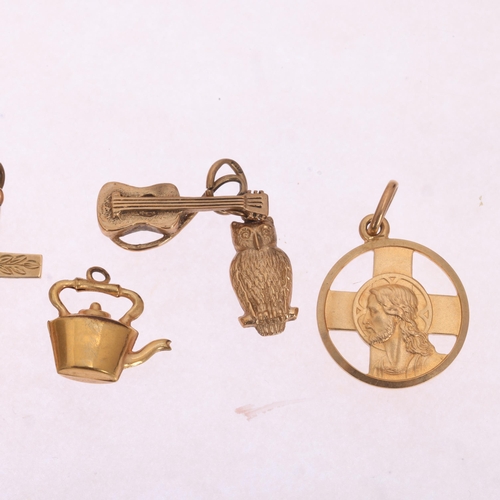 1510 - Various 9ct gold jewellery, including cross pendant, locket, charms, etc, 10.6g