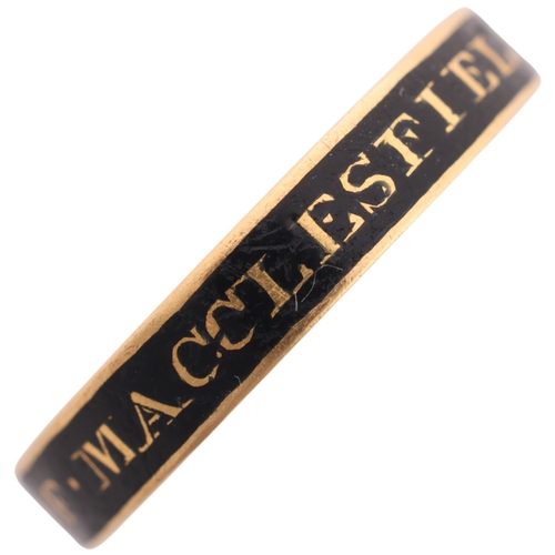 1108 - A Georgian mourning band ring, early 18th century, the outer black enamel band with inscription 