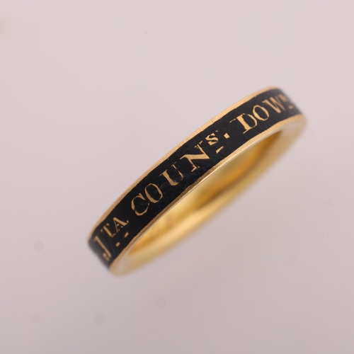 1108 - A Georgian mourning band ring, early 18th century, the outer black enamel band with inscription 