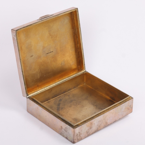 1474 - A Russian silver 'Moscow Kremlin' cigarette box, Ivan Khlebnikov, possibly Workmaster Carl Blank, St... 