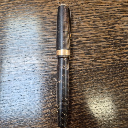 285 - A Parker 14ct nibbed Vacuumatic fountain pen, a silver-cased letter opening retractable knife, and a... 