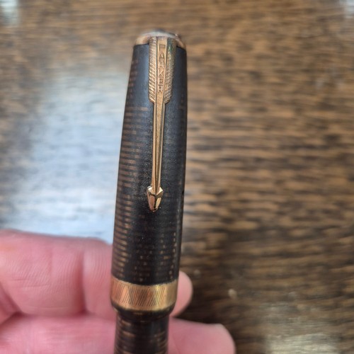 285 - A Parker 14ct nibbed Vacuumatic fountain pen, a silver-cased letter opening retractable knife, and a... 