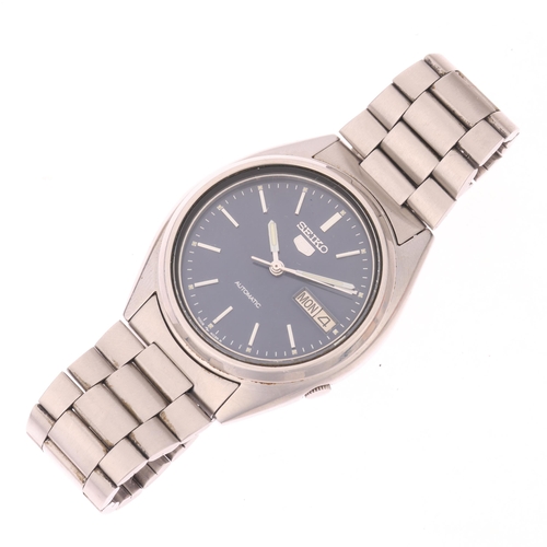1027 - SEIKO 5 - a stainless steel automatic calendar bracelet watch, ref. 7009-3040, blue dial with baton ... 