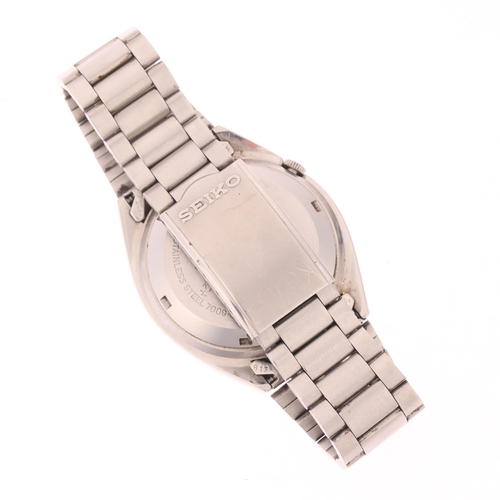 1027 - SEIKO 5 - a stainless steel automatic calendar bracelet watch, ref. 7009-3040, blue dial with baton ... 