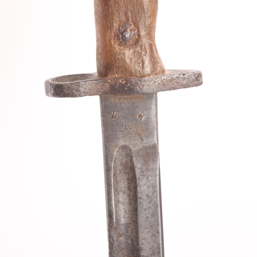 81 - An Edwardian military sword bayonet, blade stamped Chapman 1907, blade length 43cm, original metal a... 