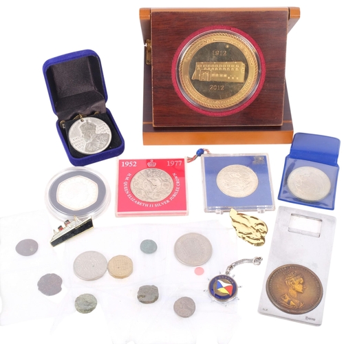 469 - A collection of various cased and loose commemorative coins, including an Elizabeth and Philip 2007 ... 