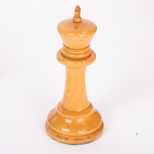 255 - A good quality 19th century Jacques Staunton chess set, weighted boxwood and ebony, in original maho... 