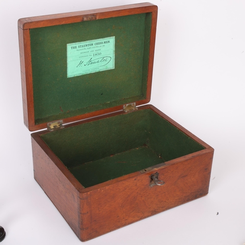 255 - A good quality 19th century Jacques Staunton chess set, weighted boxwood and ebony, in original maho... 