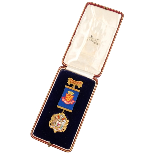 449 - An 18ct gold and enamel Lord Mayor of Cardiff medal, presented to Alderman JT Richards 1914-1915, 10... 