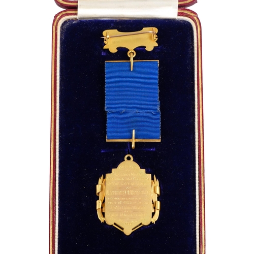 449 - An 18ct gold and enamel Lord Mayor of Cardiff medal, presented to Alderman JT Richards 1914-1915, 10... 