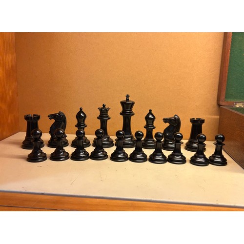 255 - A good quality 19th century Jacques Staunton chess set, weighted boxwood and ebony, in original maho... 