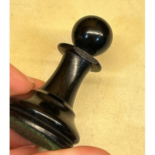 255 - A good quality 19th century Jacques Staunton chess set, weighted boxwood and ebony, in original maho... 