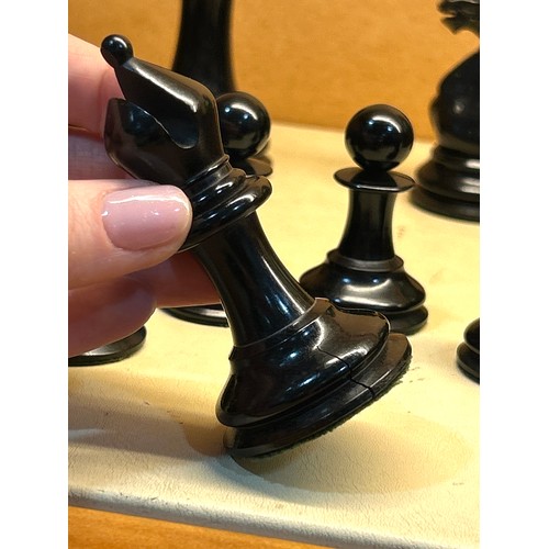 255 - A good quality 19th century Jacques Staunton chess set, weighted boxwood and ebony, in original maho... 
