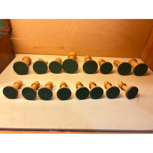 255 - A good quality 19th century Jacques Staunton chess set, weighted boxwood and ebony, in original maho... 