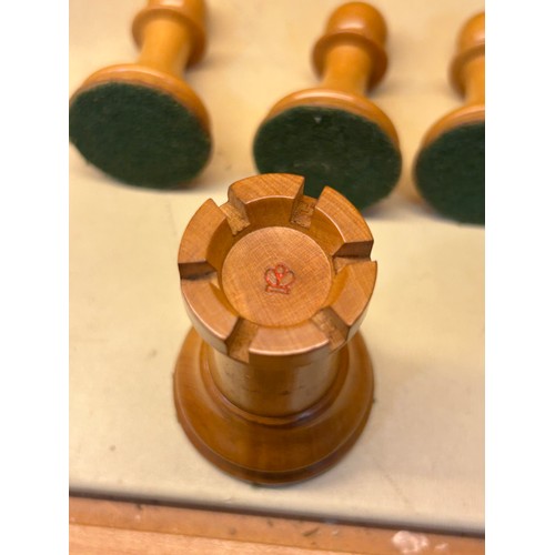 255 - A good quality 19th century Jacques Staunton chess set, weighted boxwood and ebony, in original maho... 