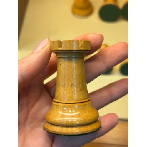 255 - A good quality 19th century Jacques Staunton chess set, weighted boxwood and ebony, in original maho... 