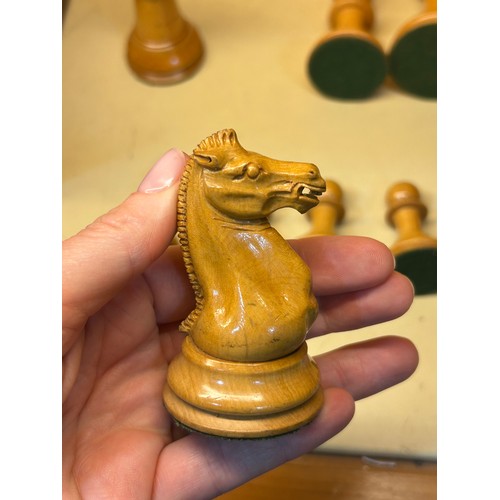 255 - A good quality 19th century Jacques Staunton chess set, weighted boxwood and ebony, in original maho... 