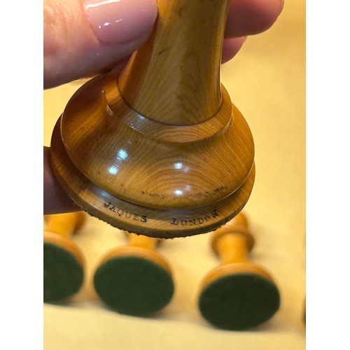 255 - A good quality 19th century Jacques Staunton chess set, weighted boxwood and ebony, in original maho... 