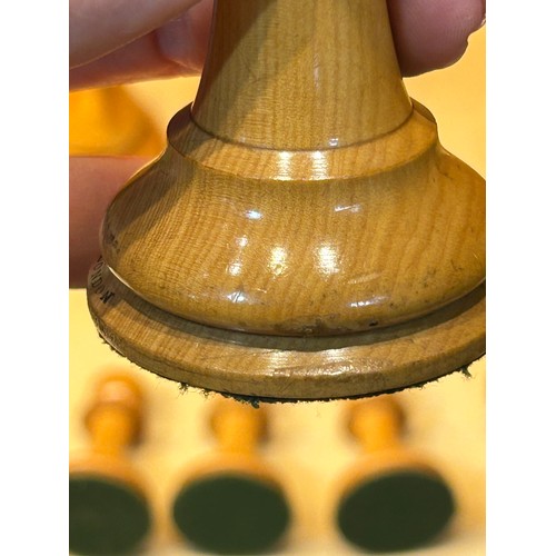255 - A good quality 19th century Jacques Staunton chess set, weighted boxwood and ebony, in original maho... 