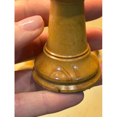 255 - A good quality 19th century Jacques Staunton chess set, weighted boxwood and ebony, in original maho... 