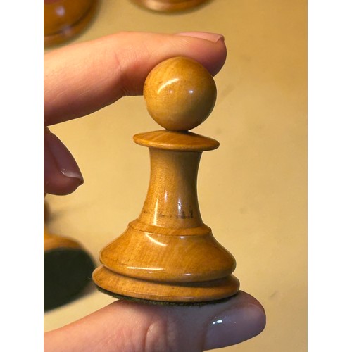 255 - A good quality 19th century Jacques Staunton chess set, weighted boxwood and ebony, in original maho... 